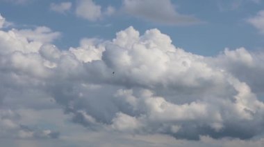 Mavi gökyüzünde güzel bulutlar, video 