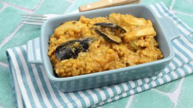 Tabakta deniz mahsullü risotto.