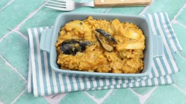 Tabakta deniz mahsullü risotto.