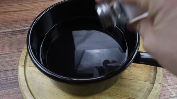 盐倒进一壶水里 — 图库视频影像