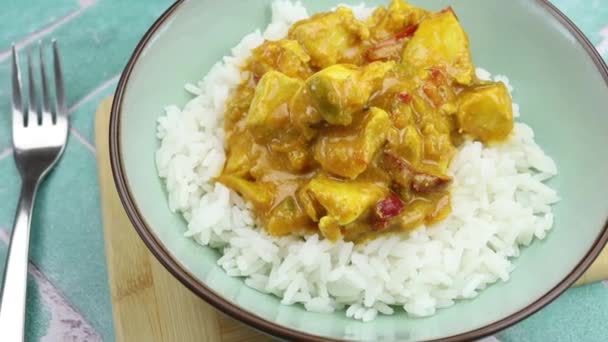 Kawałki Kurczaka Sosem Curry Ryżem Talerzu — Wideo stockowe