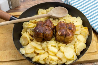 Tavada kızarmış paupiette ve patates.