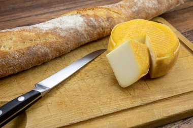 Ekmek somunu ve fırında peynir.