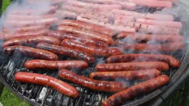 Mangalda sosis ve merguez pişirmek.