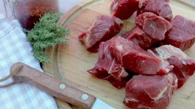 Tahtada çiğ et var.