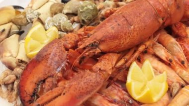 Tabakta ıstakozlu karides.