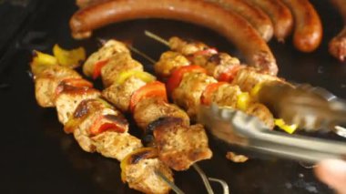 Tavuk şişleri barbeküde pişiyor.