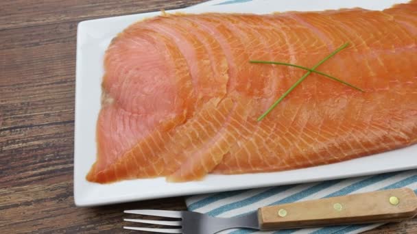 Stukjes Rauwe Zalm Het Bord — Stockvideo