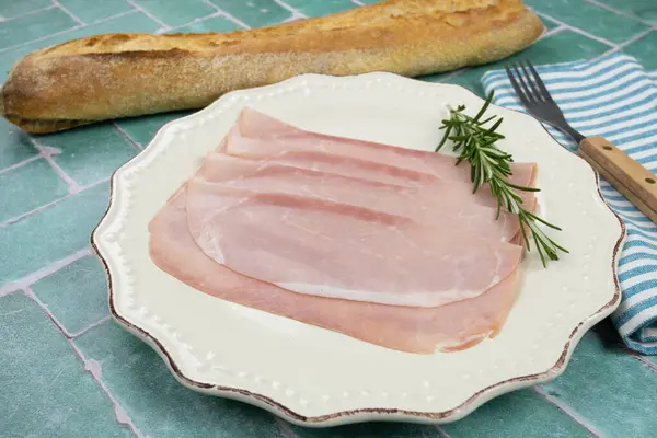 Tabakta Beyaz Jambon Dilimleri — Stok fotoğraf