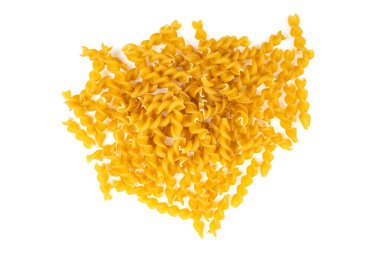 Beyaz arkaplanda çiğ kepekli makarna.