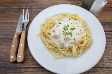 Bir tabak somonlu spagetti.