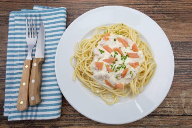 Bir tabak somonlu spagetti.