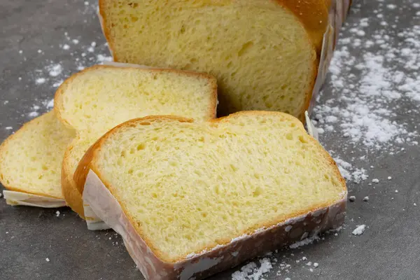 Brioche Rodajas Sobre Una Mesa Gris — Foto de Stock