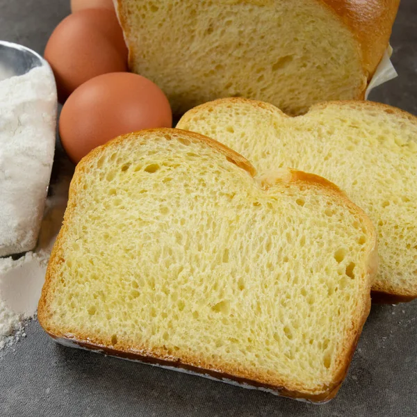 Brioche Rebanado Ingredientes Una Mesa Gris — Foto de Stock