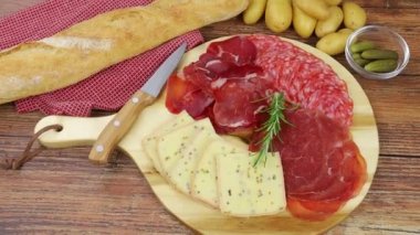 Raket peyniri ve kesme tahtasındaki salamlar