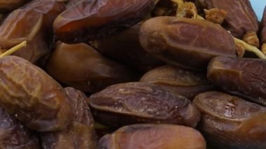 Bir tabakta dallanmış hurma dolması