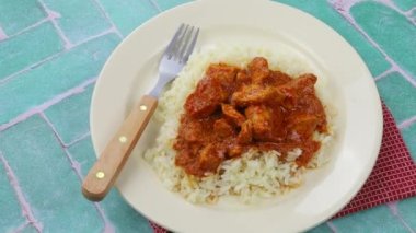 Masadaki tavuk tikka masala tabağı.