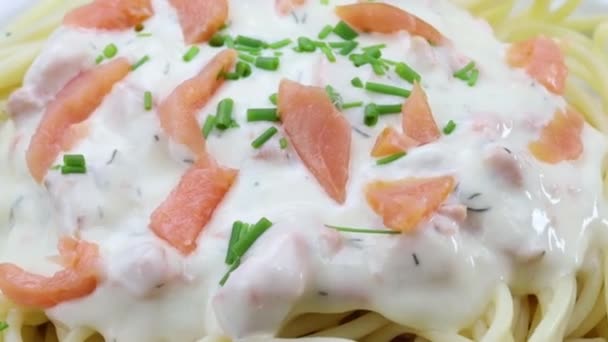 Bord Spaghetti Met Gerookte Zalm — Stockvideo