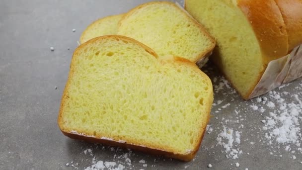 Brioche Rodajas Sobre Una Mesa Gris — Vídeo de stock