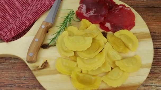 Surowe Ravioli Wieprzowiną Stole — Wideo stockowe