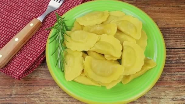 Plusieurs Raviolis Crus Sur Une Assiette — Video