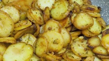 Kızartma tavasında kızarmış patates