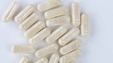 Beyaz ilaç kapsülleri, video 