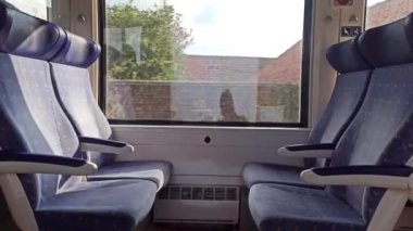 Modern bir trenin içi.