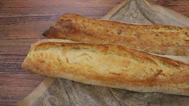 Panes Baguette Una Mesa — Vídeo de stock