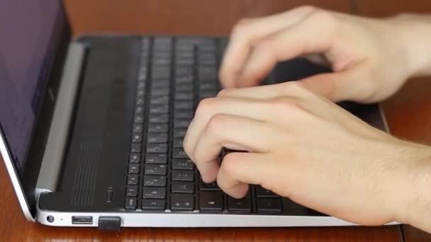 男性手在笔记本电脑上打字 特写镜头 — 图库视频影像