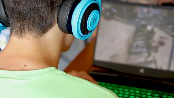 Junge Mit Kopfhörer Spielt Videospiel — Stockvideo