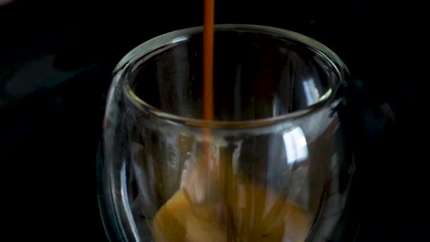 在深色的背景下倒入杯子的咖啡 — 图库视频影像