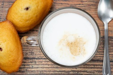 Bir fincan kahve ve makarnalar masada.