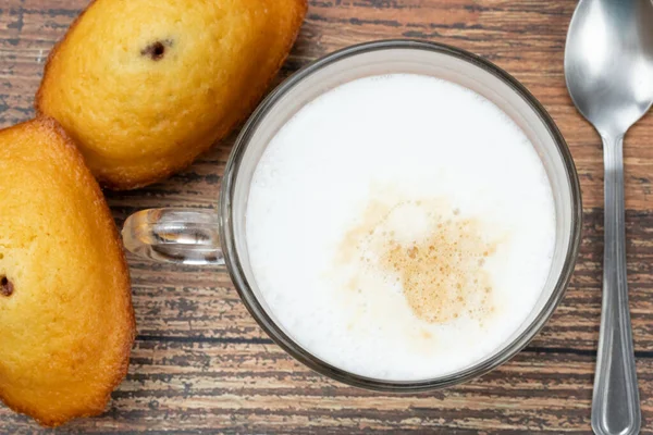 Bir fincan kahve ve makarnalar masada.