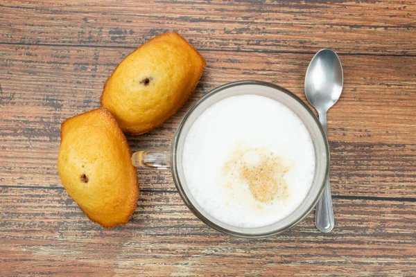 Bir fincan kahve ve makarnalar masada.