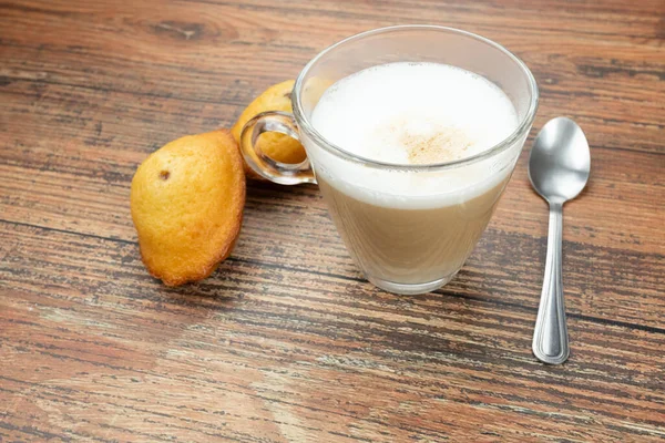 Tasse Kaffee Und Madeleines Auf Einem Tisch — Stockfoto