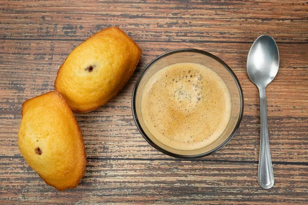 Bir fincan kahve ve makarnalar masada.