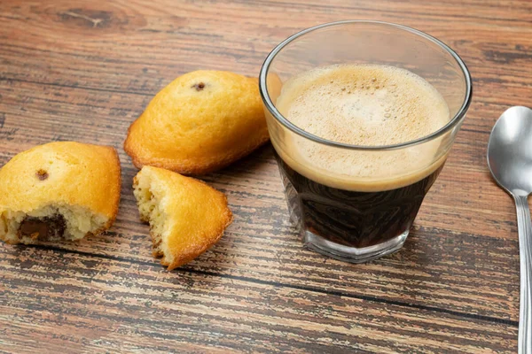 Bir fincan kahve ve makarnalar masada.