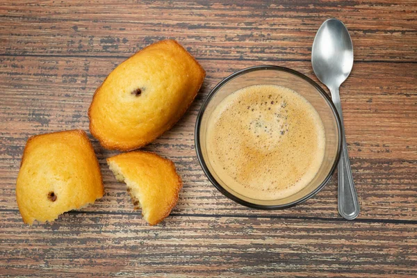 Bir Fincan Kahve Makarnalar Masada — Stok fotoğraf