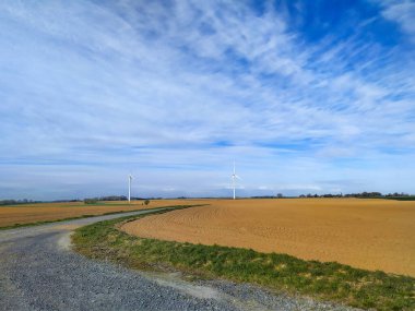 Mavi gökyüzü ile elektrik üreten rüzgar türbinleri - enerji koruma kavramı