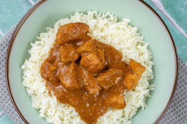 Bir tabakta tereyağlı tavuk.