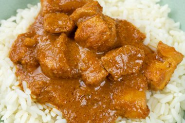 Bir tabakta tereyağlı tavuk.