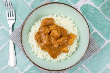 Bir tabakta tereyağlı tavuk.