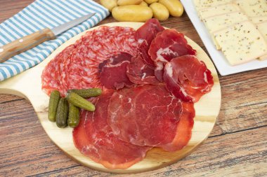 Raket peyniri ve kesme tahtasındaki salamlar