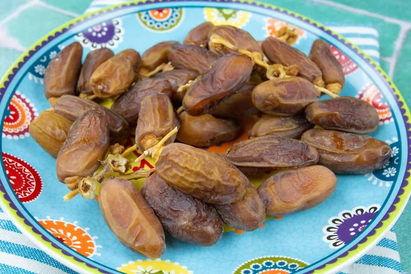 Schüssel Mit Datteln Auf Holzgrund — Stockfoto