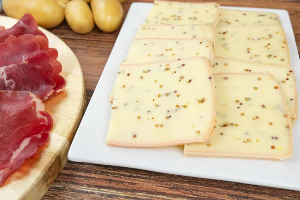 Queso Raclette Embutidos Una Tabla Cortar — Foto de Stock