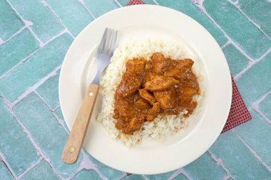 Tavuklu kene ve pirinçli pilav.