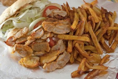 Tabakta patates kızartmalı ev yapımı hamburger.