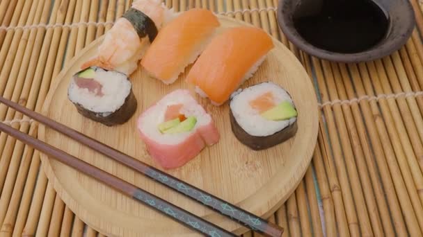 Rollos Maki Sobre Tabla Madera — Vídeo de stock