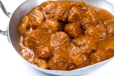 Beyaz arka planda izole edilmiş tavuk tikka masala yemeği.